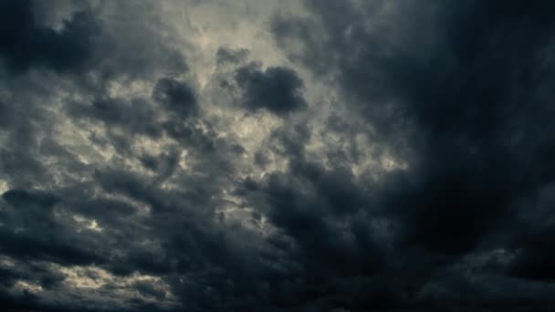 风带着乌云密布的暴风雨云 彩色图像 加速视频 有一个小的移动和震动相机 — 图库视频影像