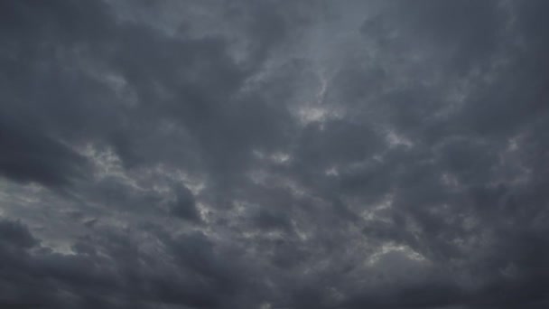 风带着浓密的暴风雨云在天空中 软图像 加速视频 有一个小的移动和震动相机 — 图库视频影像