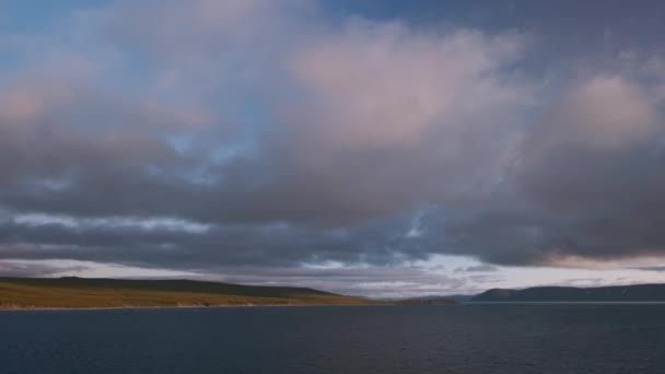 云彩低飞过海洋和沿海线 — 图库视频影像