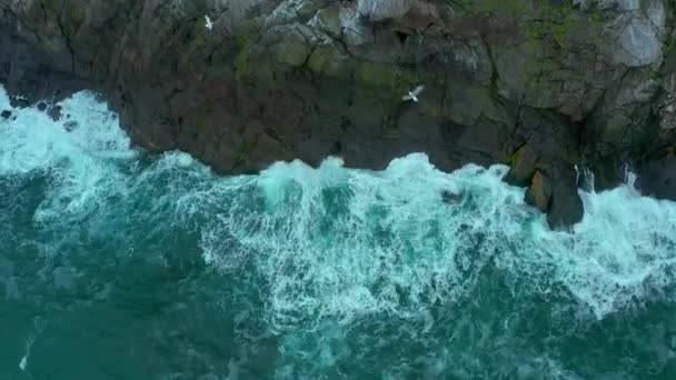 Вид Сверху Прибрежную Скалу Штормовое Море — стоковое видео