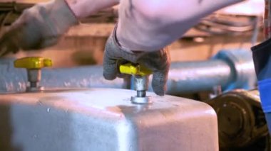 Lavrentiia, Chukotski bölgesi, Rusya - 15 Ağustos 2020: Gemi mühendisi motoru tamir ediyor.