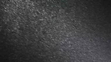 Kar gece bir ışık demetinde yağar.