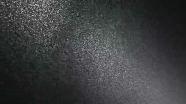 Kar gece bir ışık demetinde yağar.