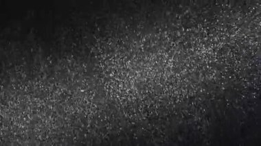 Kar gece bir ışık demetinde yağar.