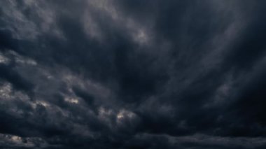 Alçak gökyüzündeki fırtına kümülüs bulutlarını taşır.