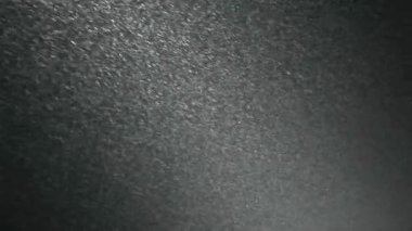 Kar gece bir ışık demetinde yağar.