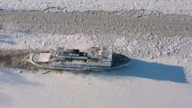 Arkhangelsk, Rusya - 17 Şubat 2021: Buzkıran ağır buza çıkıyor.