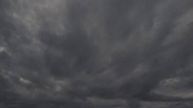 Alçak gökyüzündeki fırtına kümülüs bulutlarını taşır.