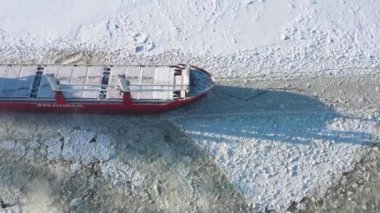 Arkhangelsk, Rusya - 17 Şubat 2021: Taşıyıcı ağır buza çıkıyor.