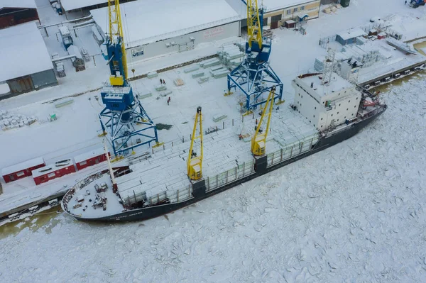 Arkhangelsk, Rusya - 18 Şubat 2021: Kışın limandaki gemi. Gemi limanda yüklendi..