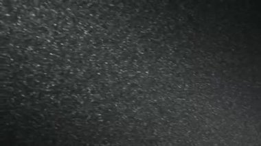 Geceleri bir ışık huzmesi içinde kar yağar.