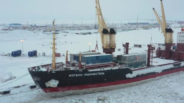 ロシアのタイメン州サベッタ 2021年3月25日 ドライ貨物船Iogann Mahmastalがサベッタ港に陸揚げされます 雪に覆われた — ストック動画