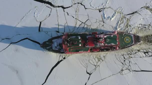ロシアのタイメン州サベッタ 2021年4月7日 ヤマル砕氷船が氷の中に移動 — ストック動画