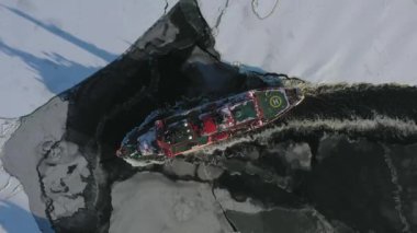 Sabetta, Tyumen bölgesi, Rusya - 7 Nisan 2021: Yamal buzkıranı buza doğru ilerliyor.