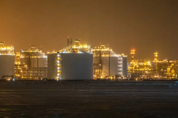 Sabetta, Tyumen bölgesi, Rusya - 4 Nisan 2021: Rusya 'da doğal gaz işleme tesisi Sabetta. Uzak kuzeyde bir bitki..