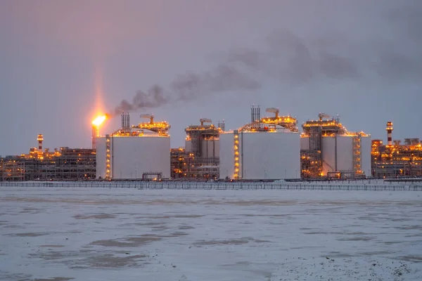 Sabetta, Tyumen bölgesi, Rusya - 4 Nisan 2021: Rusya 'da doğal gaz işleme tesisi Sabetta. Uzak kuzeyde bir bitki..