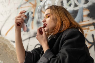 Genç bir kız yüzüne makyaj yapıyor.. 