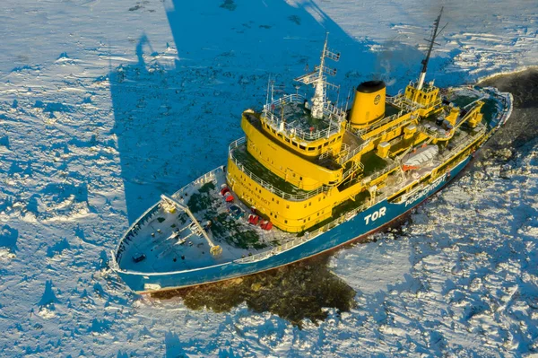 Sabetta, Tyumen bölgesi, Rusya - 27 Mart 2021: Tor buzkıranı buza doğru ilerliyor.