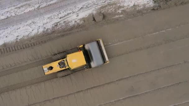 러시아의 티무르 2021 현장에서 롤러스케이트가 운행되고 만년설로 뒤덮인 — 비디오