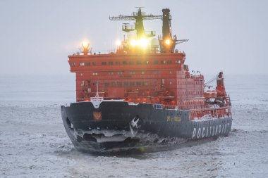 Sabetta, Tyumen bölgesi, Rusya - 4 Nisan 2021: 50, Pobedy 'nin buzları eritmesine izin verdi. Bulutlu, hafif kar yağıyor