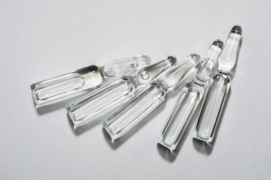 Aşısı olan tıbbi ampuller masanın üzerinde..