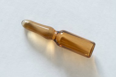 Aşısı olan tıbbi ampuller masanın üzerinde..