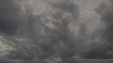 Rüzgar hızlı bir şekilde fırtına bulutları taşır.