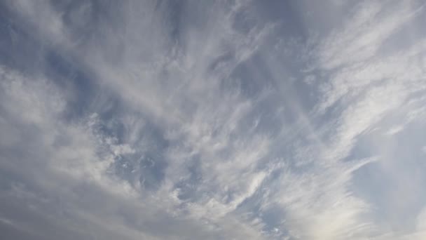 Fleecy Wolk Snel Vliegen Blauwe Lucht — Stockvideo