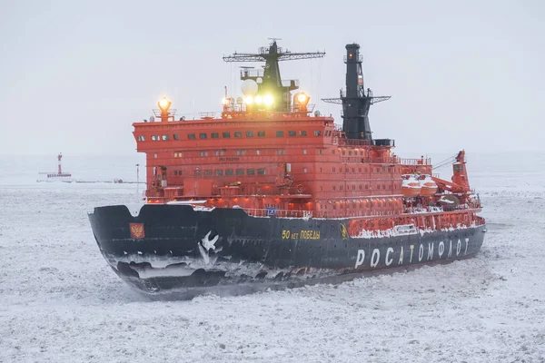 Sabetta, Tyumen bölgesi, Rusya - 4 Nisan 2021: 50, Pobedy 'nin buzları eritmesine izin verdi. Bulutlu, hafif kar yağıyor