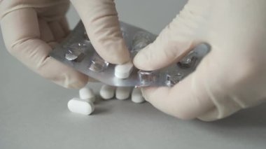 Masadaki ilaç paketini aç..