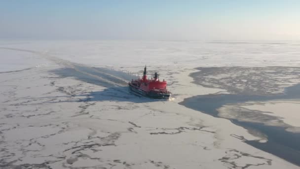 ロシアのタイメン州サベッタ 2021年4月7日 ヤマル砕氷船が氷の中に移動 — ストック動画