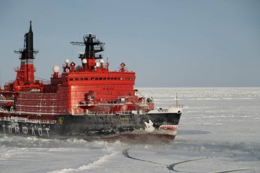 Sabetta, Tyumen bölgesi, Rusya - 22 Mart 2021: Ymal buzkıranı buza doğru ilerliyor. 