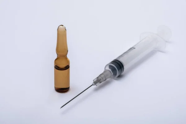 Een Medische Ampul Met Een Vaccin Een Spuit Ligt Tafel — Stockfoto