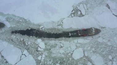 Deniz gemisi buzun içinde hareket ediyor..