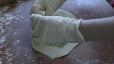 Düz bir pastayı elle yontuyorum..