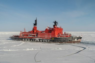Sabetta, Tyumen bölgesi, Rusya - 22 Mart 2021: Ymal buzkıranı buza doğru ilerliyor. 