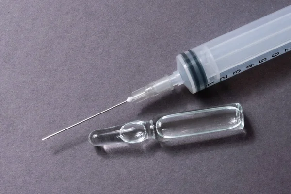 Une Ampoule Médicale Avec Vaccin Une Seringue Trouve Sur Table — Photo