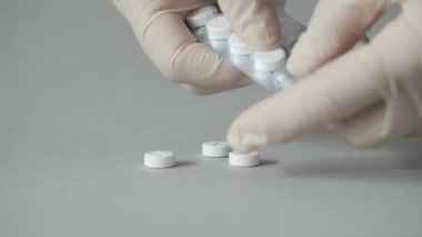 Masadaki ilaç paketini aç..