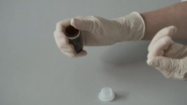 Aç ve ilacı avucunun içine dök..