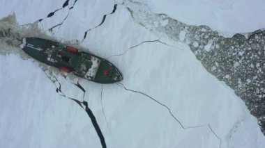 Deniz gemisi buzun içinde hareket ediyor..