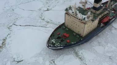 Arkhangelsk, Rusya - 16 Mart 2021 Dixon buzkıranı buza doğru ilerliyor. Kuzey Dvina ve Beyaz Deniz ağzındaki gemilerin buz pilotu..