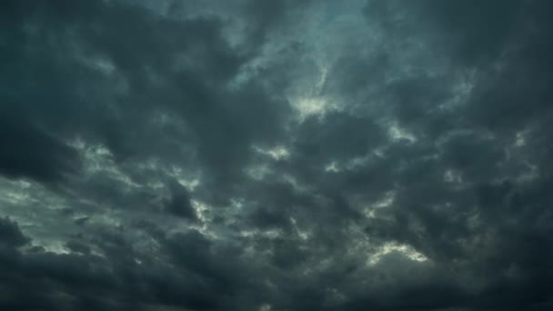 Parçalanmış Gök Gürültülü Fırtına Bulutları Yavaşça Ağır Bir Şekilde Gökyüzünde — Stok video