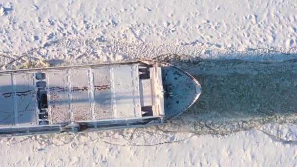 ロシアのArkhangelsk 2021年2月17日 ばら積み貨物船は重い氷の上を行く — ストック動画