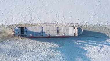 Arkhangelsk, Rusya - 17 Şubat 2021: Taşıyıcı ağır buza çıkıyor.