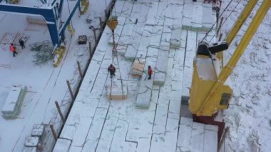 Arkhangelsk, Rusya - 18 Şubat 2021: Kışın limanda bir vinci vinçle yükleme işlemi.