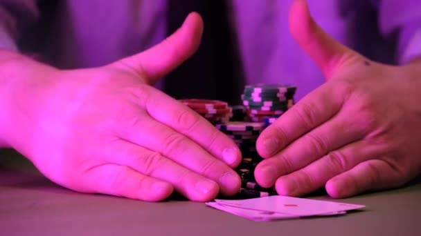 Der Mann Spielt Casino Nur Chips Und Hände Sind Über — Stockvideo