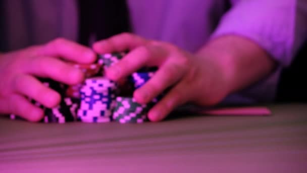 Man Speelt Het Casino Alleen Chips Handen Zijn Zichtbaar Boven — Stockvideo