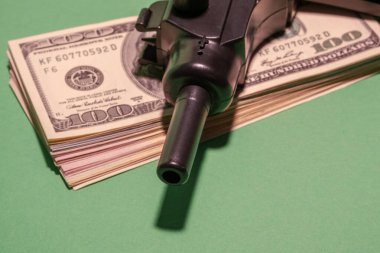 Masada ve silahlarda Amerikan dolarının bir parçası görülebilir..