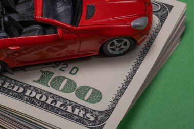 Masada Amerikan dolarının bir parçası görülebilir. Üzerinde oyuncak bir araba var..