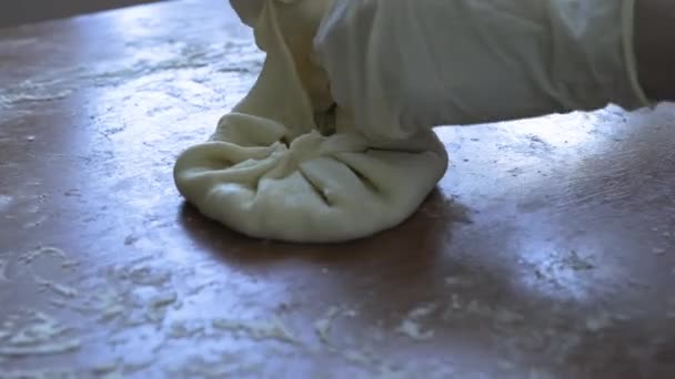 手工雕琢一个扁平的蛋糕 — 图库视频影像